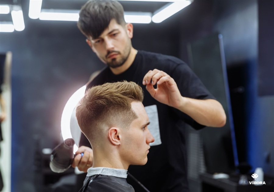Barbeiro Carlos cortando cabelo