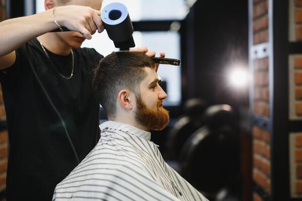 Barbeiro João fazendo corte moderno